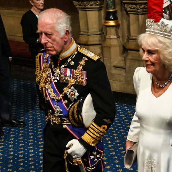 Elle a même des conséquences sur un voyage prévu en octobre. Oui, déjà !
Le roi Charles III d'Angleterre et la reine consort Camilla Parker Bowles lors de l'ouverture officielle du parlement britannique au palais de Westminster à Londres. Le 17 juillet 2024 