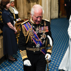 Le couple aurait dû en profiter pour visiter la Nouvelle-Zélande, mais en raison de la santé de Charles, cette escale n'aura pas lieu 
Le roi Charles III d'Angleterre et la reine consort Camilla Parker Bowles lors de l'ouverture officielle du parlement britannique au palais de Westminster à Londres. Le 17 juillet 2024 