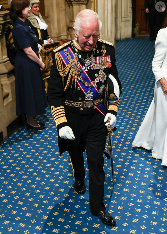 Le couple aurait dû en profiter pour visiter la Nouvelle-Zélande, mais en raison de la santé de Charles, cette escale n'aura pas lieu 
Le roi Charles III d'Angleterre et la reine consort Camilla Parker Bowles lors de l'ouverture officielle du parlement britannique au palais de Westminster à Londres. Le 17 juillet 2024 