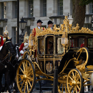 Le roi Charles III d'Angleterre et la reine consort Camilla Parker Bowles sur le trajet du palais de Westminster à Londres, pour l'ouverture officielle du parlement britannique. Le 17 juin 2024 