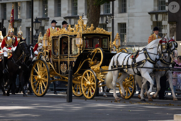 Le roi Charles III d'Angleterre et la reine consort Camilla Parker Bowles sur le trajet du palais de Westminster à Londres, pour l'ouverture officielle du parlement britannique. Le 17 juin 2024 