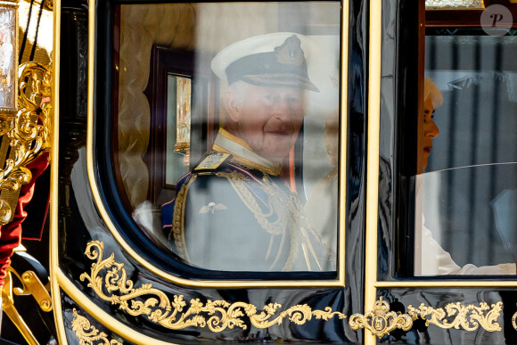 Le roi Charles III d'Angleterre et la reine consort Camilla Parker Bowles sur le trajet du palais de Westminster à Londres, pour l'ouverture officielle du parlement britannique. Le 17 juin 2024 