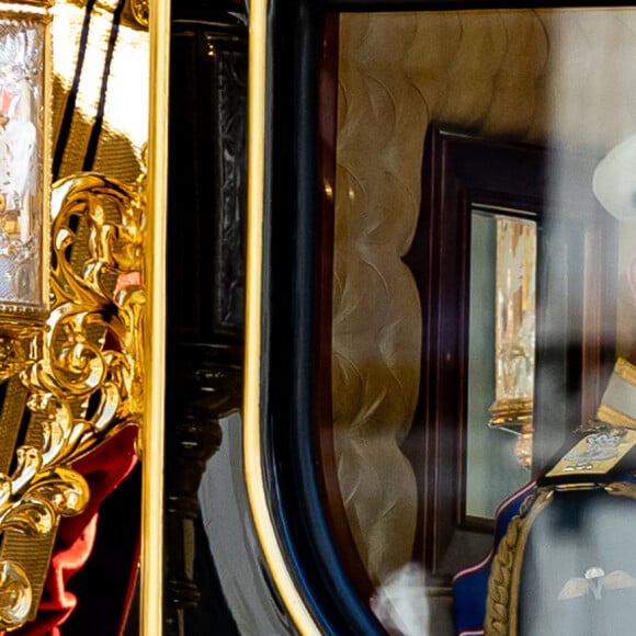 Le roi Charles III d'Angleterre et la reine consort Camilla Parker Bowles sur le trajet du palais de Westminster à Londres, pour l'ouverture officielle du parlement britannique. Le 17 juin 2024 