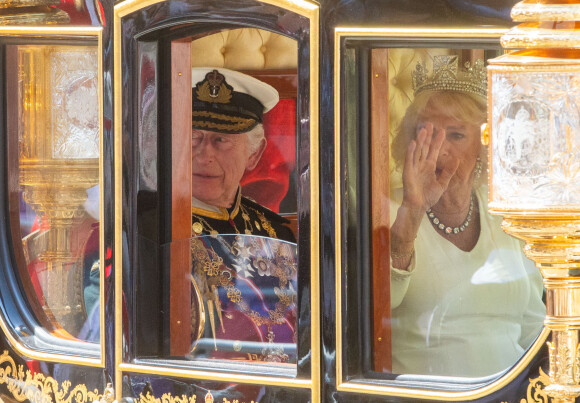 "Ses médecins ont conseillé d'éviter un programme prolongé pour donner la priorité à la poursuite de son traitement" a affirmé un porte-parole du palais de Buckingham
Le roi Charles III d'Angleterre et la reine consort Camilla Parker Bowles à la sortie du palais de Westminster, après l'ouverture officielle du parlement britannique, à Londres. Le 17 juillet 2024 © Tayfun Salci / Zuma Press / Bestimage