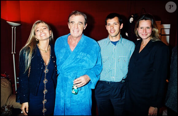 Jean-Paul Belmondo, Natti, Paul et Luana Belmondo au théâtre de Paris pour la pièce "Le tailleur des dames" le 1er octobre 1993