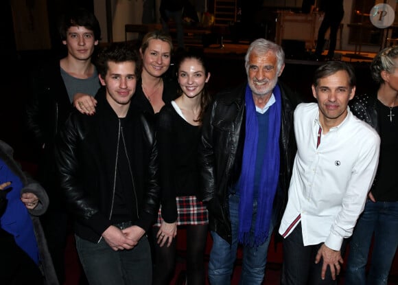 Exclusif - Jean-Paul Belmondo entoure de sa famille, Victor (son petit-fils) et sa mere Luana, Annabelle (sa petite-fille) et son petit-ami (qui est au fond a gauche), et Paul (son fils) - Derniere representation de la piece "Plus vraie que nature" (mise en scene de Raphaelle Cambray) au Theatre de la Renaissance a Paris, apres une tournee triomphale en province, le 8 janvier 2014. Jean-Paul Belmondo est venu en famille applaudir son fils sur la scene. 