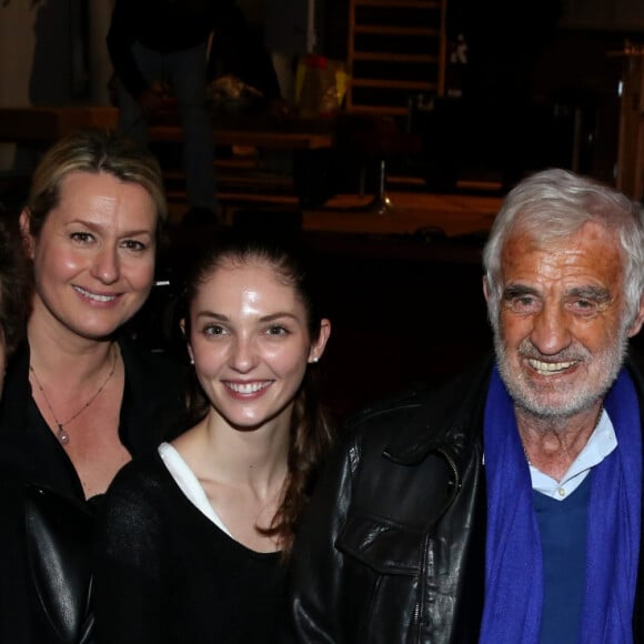 Exclusif - Jean-Paul Belmondo entoure de sa famille, Victor (son petit-fils) et sa mere Luana, Annabelle (sa petite-fille) et son petit-ami (qui est au fond a gauche), et Paul (son fils) - Derniere representation de la piece "Plus vraie que nature" (mise en scene de Raphaelle Cambray) au Theatre de la Renaissance a Paris, apres une tournee triomphale en province, le 8 janvier 2014. Jean-Paul Belmondo est venu en famille applaudir son fils sur la scene. 