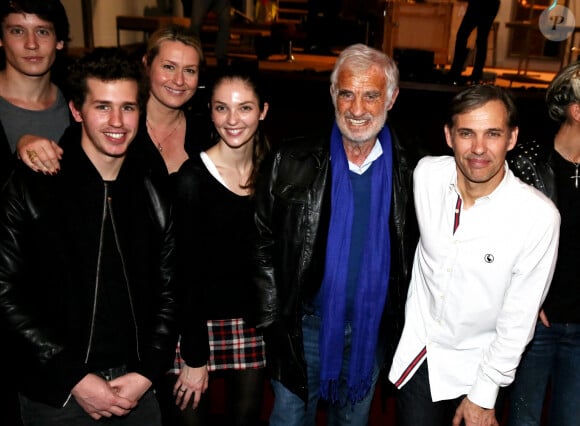 Un lieu où les moments en famille seront gravés à jamais !
Exclusif - Jean-Paul Belmondo entoure de sa famille, Victor (son petit-fils) et sa mere Luana, Annabelle (sa petite-fille) et son petit-ami (qui est au fond a gauche), et Paul (son fils) - Derniere representation de la piece "Plus vraie que nature" (mise en scene de Raphaelle Cambray) au Theatre de la Renaissance a Paris, apres une tournee triomphale en province, le 8 janvier 2014. Jean-Paul Belmondo est venu en famille applaudir son fils sur la scene. 