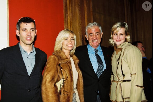 Archives - Paul Belmondo, Natty Belmondo, son mari Jean-Paul Belmondo, Luana Belmondo lors du vernissage de l'exposition des oeuvres de Paul Belmondo "Le Dessin pour Passion" au Petit Palais à Paris, le 20 novembre 2000.