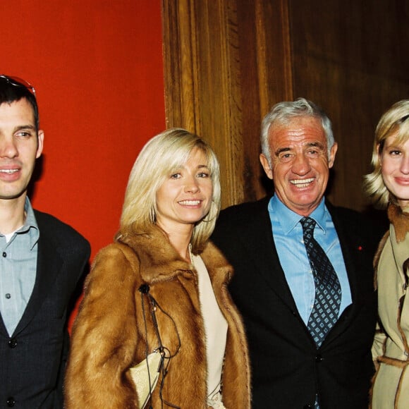 Archives - Paul Belmondo, Natty Belmondo, son mari Jean-Paul Belmondo, Luana Belmondo lors du vernissage de l'exposition des oeuvres de Paul Belmondo "Le Dessin pour Passion" au Petit Palais à Paris, le 20 novembre 2000.