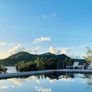 "Là-bas, j'y ai passé les plus beaux moments de ma vie. Une maison face à la mer et à l'horizon, où l'on peut s'évader de notre vie quotidienne" explique-t-elle sur "Gala.fr"
La maison du clan Belmondo à Antigua