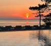 Une petite île qui ne fait que 3 mètres carrés et qui ne compte que 600 habitants l'hiver.
Laure Manaudou passe un moment d'exception sur l'Île aux Moines. Juillet 2024.