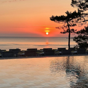 Une petite île qui ne fait que 3 mètres carrés et qui ne compte que 600 habitants l'hiver.
Laure Manaudou passe un moment d'exception sur l'Île aux Moines. Juillet 2024.