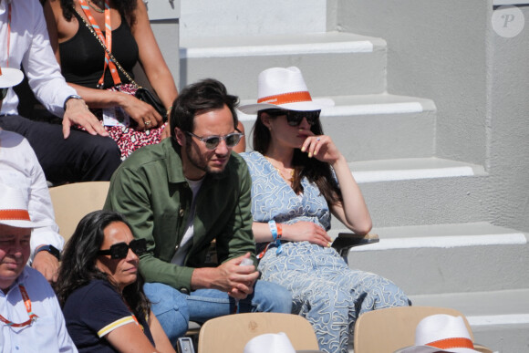 Les deux tourtereaux se sont même unis en juillet 2020, et ont récemment célébré leurs noces de cire.
Vianney et son épouse Catherine Robert dans les tribunes lors des Internationaux de France 2024 à Roland Garros. Nasser Berzane/ABACAPRESS.COM