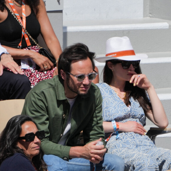 Les deux tourtereaux se sont même unis en juillet 2020, et ont récemment célébré leurs noces de cire.
Vianney et son épouse Catherine Robert dans les tribunes lors des Internationaux de France 2024 à Roland Garros. Nasser Berzane/ABACAPRESS.COM