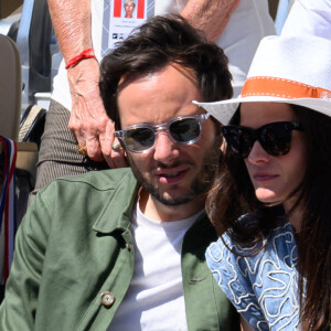 Mais lorsqu'il est arrivé dans la vie de Catherine, Vianney a chamboulé le quotidien de la fille de cette dernière...
Vianney et Catherine Robert assistent aux Internationaux de France 2024 à Roland Garros le 7 juin 2024 à Paris. Laurent Zabulon/ABACAPRESS.COM