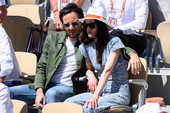 Mais lorsqu'il est arrivé dans la vie de Catherine, Vianney a chamboulé le quotidien de la fille de cette dernière...
Vianney et Catherine Robert assistent aux Internationaux de France 2024 à Roland Garros le 7 juin 2024 à Paris. Laurent Zabulon/ABACAPRESS.COM