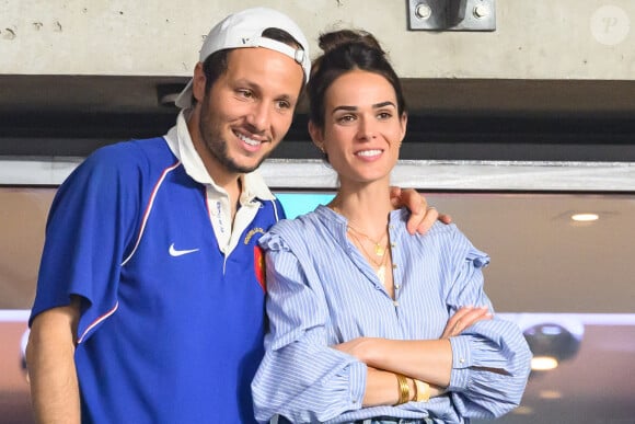 Vianney et son épouse Catherine Robert assistent au match de la Coupe du monde de rugby France 2023 entre la France et la Nouvelle-Zélande au Stade de France le 8 septembre 2023. Laurent Zabulon/ABACAPRESS.COM