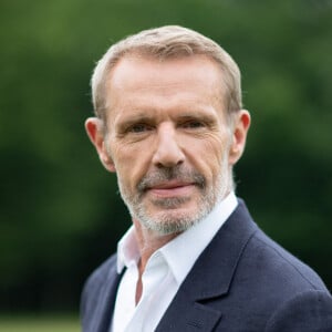 En effet, l'homme de 66 ans a deux autres passions qui lui tiennent à coeur : l'histoire et la musique.
Lambert Wilson assiste à une séance de portraits dans le cadre du Festival du Film de Demain à Vierzon, le 2 juin 2024. Photo par Aurore Maréchal/ABACAPRESS.COM