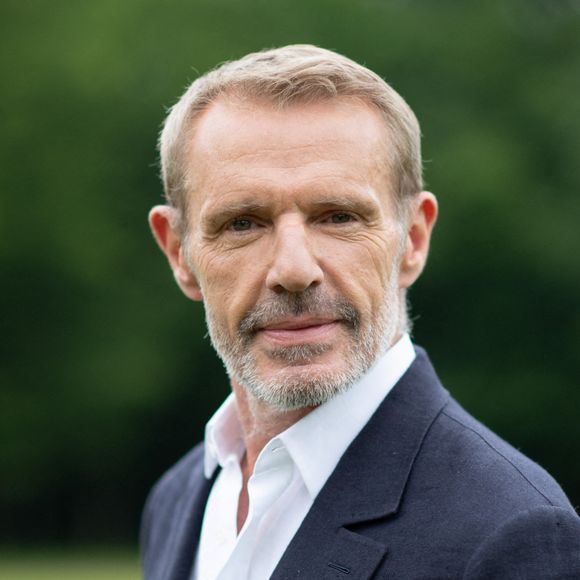 En effet, l'homme de 66 ans a deux autres passions qui lui tiennent à coeur : l'histoire et la musique.
Lambert Wilson assiste à une séance de portraits dans le cadre du Festival du Film de Demain à Vierzon, le 2 juin 2024. Photo par Aurore Maréchal/ABACAPRESS.COM