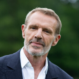 Si sa carrière musicale est peu connue, il n'en reste pas moins que Lambert Wilson a déjà sorti 8 albums !
Lambert Wilson assiste à une séance de portraits dans le cadre du Festival du Film de Demain à Vierzon, le 2 juin 2024. Photo par Aurore Maréchal/ABACAPRESS.COM