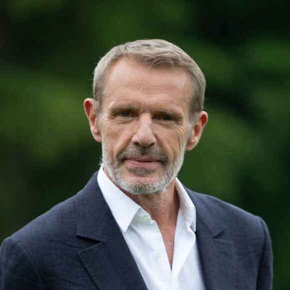 Passionné par la musique classique, il chante dans de nombreux festivals, et ce, malgré quelques tracas.
Lambert Wilson assiste à une séance de portraits dans le cadre du Festival du Film de Demain à Vierzon, le 2 juin 2024. Aurore Maréchal/ABACAPRESS.COM