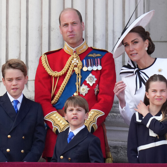 Le prince George et la princesse Charlotte sont de grands fans de Taylor Swift !
Le prince George, le prince Louis, la princesse Charlotte, le prince William, prince de Galles et Catherine Kate Middleton, princesse de Galles - Les membres de la famille royale britannique au balcon du Palais de Buckingham lors de la parade militaire "Trooping the Colour" à Londres © Julien Burton / Bestimage 