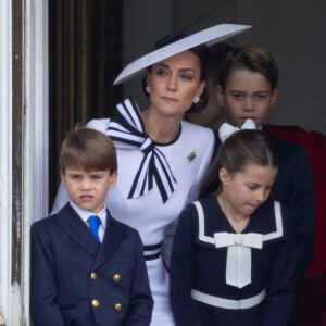 Le roi, Charles III, et les membres de la famille royale assistant au Trooping the Colour.