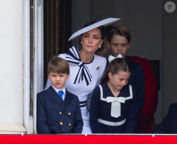 Le roi, Charles III, et les membres de la famille royale assistant au Trooping the Colour.