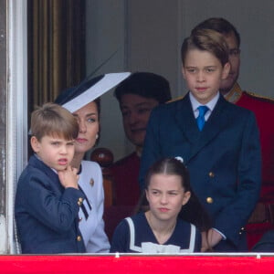 Le roi, Charles III, et les membres de la famille royale assistant au Trooping the Colour.