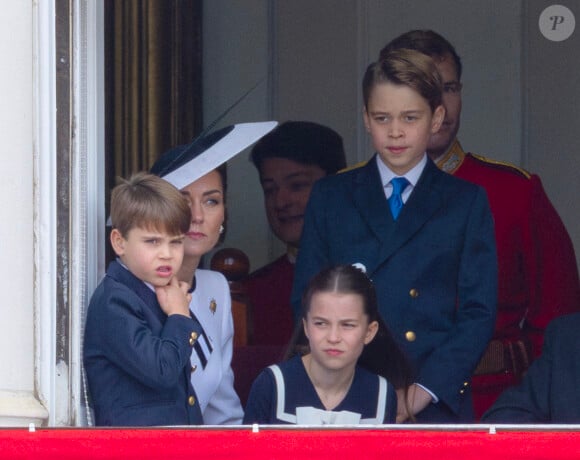 Le roi, Charles III, et les membres de la famille royale assistant au Trooping the Colour.