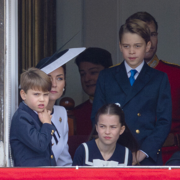 Le roi, Charles III, et les membres de la famille royale assistant au Trooping the Colour.