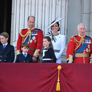 Le prince William, prince de Galles, Catherine (Kate) Middleton, princesse de Galles, le prince George de Galles, le prince Louis de Galles, la princesse Charlotte de Galles, le roi Charles III d'Angleterre et Camilla Parker Bowles, reine consort d'Angleterre,- Les membres de la famille royale britannique au balcon du Palais de Buckingham lors de la parade militaire "Trooping the Colour" à Londres, Royaume Uni, le 15 juin 2024. © Backgrid UK/Bestimage 