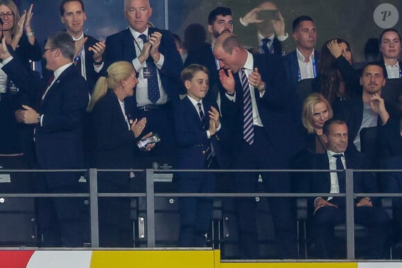 Le prince William, prince de Galles, avec le prince George de Galles, et le roi Felipe VI d'Espagne avec l'infante Sofia dans les tribunes lors de la finale de l'Euro 2024 "Espagne - Angleterre" à l'Olympiastadion à Berlin, le 14 juillet 2024. 