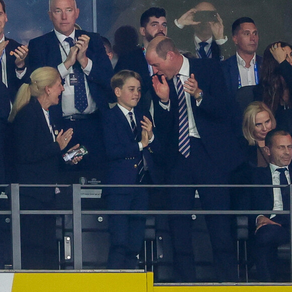Le prince William, prince de Galles, avec le prince George de Galles, et le roi Felipe VI d'Espagne avec l'infante Sofia dans les tribunes lors de la finale de l'Euro 2024 "Espagne - Angleterre" à l'Olympiastadion à Berlin, le 14 juillet 2024. 