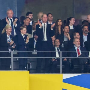 Le prince William, prince de Galles, avec le prince George de Galles, et le roi Felipe VI d'Espagne avec l'infante Sofia dans les tribunes lors de la finale de l'Euro 2024 "Espagne - Angleterre" à l'Olympiastadion à Berlin, le 14 juillet 2024. 