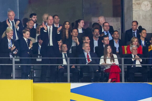 Le prince William, prince de Galles, avec le prince George de Galles, et le roi Felipe VI d'Espagne avec l'infante Sofia dans les tribunes lors de la finale de l'Euro 2024 "Espagne - Angleterre" à l'Olympiastadion à Berlin, le 14 juillet 2024. 