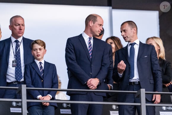 Le prince William, prince de Galles, avec le prince George de Galles, et le roi Felipe VI d'Espagne avec l'infante Sofia dans les tribunes lors de la finale de l'Euro 2024 "Espagne - Angleterre" à l'Olympiastadion à Berlin, le 14 juillet 2024. 