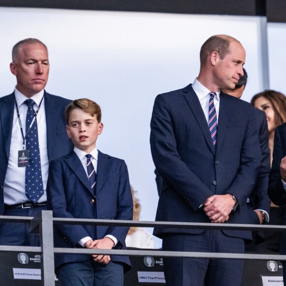 Le prince William, prince de Galles, avec le prince George de Galles, et le roi Felipe VI d'Espagne avec l'infante Sofia dans les tribunes lors de la finale de l'Euro 2024 "Espagne - Angleterre" à l'Olympiastadion à Berlin, le 14 juillet 2024. 