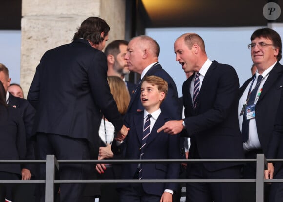 Le prince William, prince de Galles, avec le prince George de Galles, et le roi Felipe VI d'Espagne avec l'infante Sofia dans les tribunes lors de la finale de l'Euro 2024 "Espagne - Angleterre" à l'Olympiastadion à Berlin, le 14 juillet 2024. 