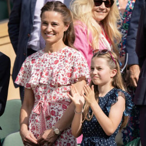 Le 14 juillet lors de la grande finale de Wimbledon, la nièce de Pippa Middleton a donné une belle leçon de style avec ses bijoux.
La princesse Charlotte, Pippa Matthews lors de la finale Hommes du tournoi de tennis de Wimbledon. Le 14 juillet 2024