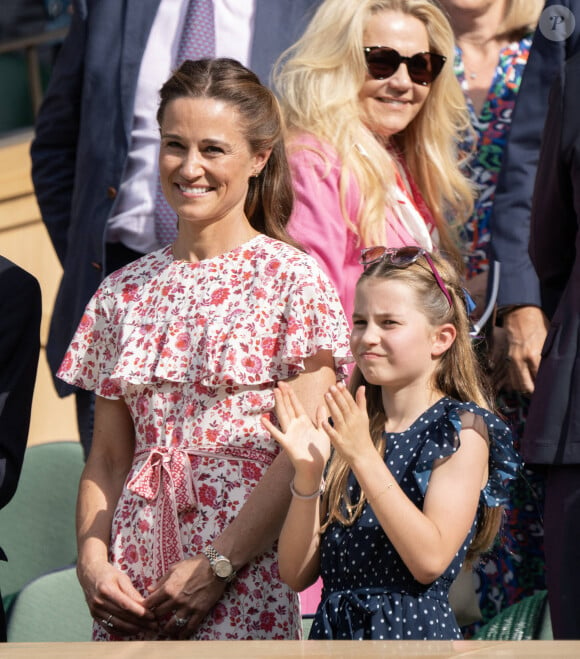 Le 14 juillet lors de la grande finale de Wimbledon, la nièce de Pippa Middleton a donné une belle leçon de style avec ses bijoux.
La princesse Charlotte, Pippa Matthews lors de la finale Hommes du tournoi de tennis de Wimbledon. Le 14 juillet 2024