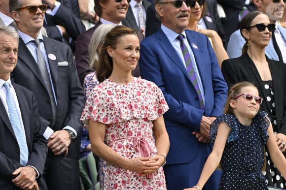 La fillette en aurait également donné un à son grand-père, le roi Charles III qui a été vu avec un bracelet similaire lors de sa dernière visite sur les iles anglo normandes.
Catherine (Kate) Middleton avec la princesse Charlotte et Pippa Middleton dans les tribunes de la finale du tournoi de Wimbledon 2024, le 14 juillet 2024. 