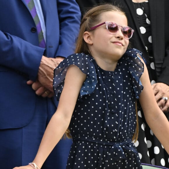 La fillette en aurait également donné un à son grand-père, le roi Charles III qui a été vu avec un bracelet similaire lors de sa dernière visite sur les iles anglo normandes.
Catherine (Kate) Middleton avec la princesse Charlotte et Pippa Middleton dans les tribunes de la finale du tournoi de Wimbledon 2024, le 14 juillet 2024. 