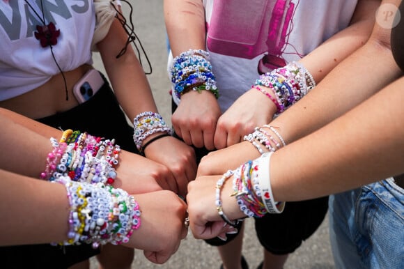 Depuis, George et Charlotte ne quittent plus leurs bracelets d'amitié en perles, devenus incontournables dans les shows de leur idole.
Les fans de Taylor Swift, également connus sous le nom de " Swifties ", se rassemblent devant le stade San Siro pour le premier concert de Taylor Swift à Milan, le 13 juillet 2024, à Milan, en Italie. Lucia Sabatelli/Bestimage