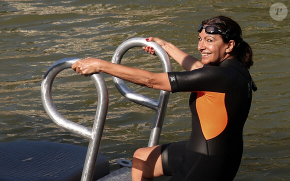 JO 2024: La maire de Paris, Anne Hidalgo s'est baignée dans la Seine à Paris le 17 juillet 2024. © Stéphane Lemouton/Bestimage 