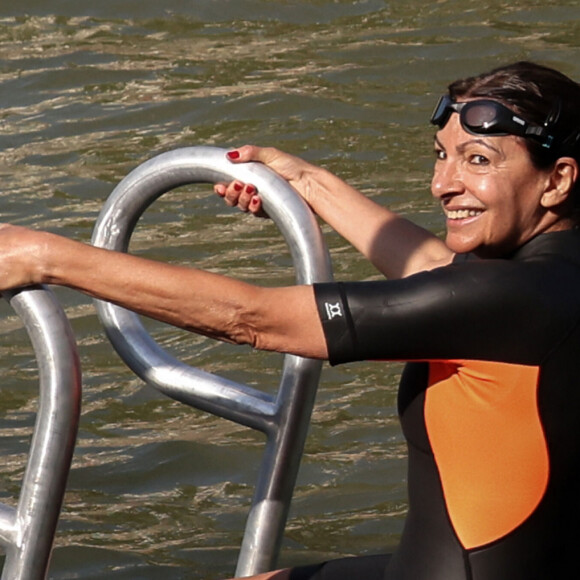 JO 2024: La maire de Paris, Anne Hidalgo s'est baignée dans la Seine à Paris le 17 juillet 2024. © Stéphane Lemouton/Bestimage 