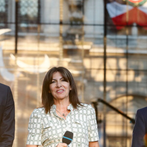 Tony Estanguet, Anne Hidalgo, Stéphane Bern - "Concert de Paris" sur le parvis de l'hôtel de ville de Paris retransmis en direct sur France 2 et sur France Inter, Paris le 14 juillet 2024. © Christophe Clovis - Pierre Perusseau / Bestimage 