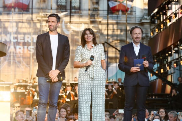 Tony Estanguet, Anne Hidalgo, Stéphane Bern - "Concert de Paris" sur le parvis de l'hôtel de ville de Paris retransmis en direct sur France 2 et sur France Inter, Paris le 14 juillet 2024. © Christophe Clovis - Pierre Perusseau / Bestimage 