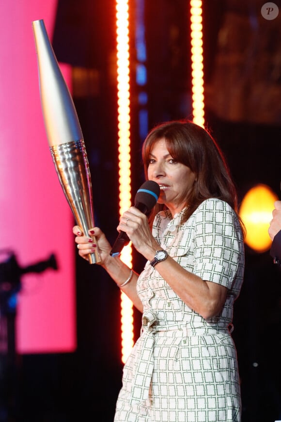 Anne Hidalgo - Yannick Noah embrase le chaudron olympique sur le plateau du "Concert de Paris" sur le parvis de l'hôtel de ville à Paris le 14 juillet 2024. © Christophe Clovis- Pierre Perusseau / Bestimage 